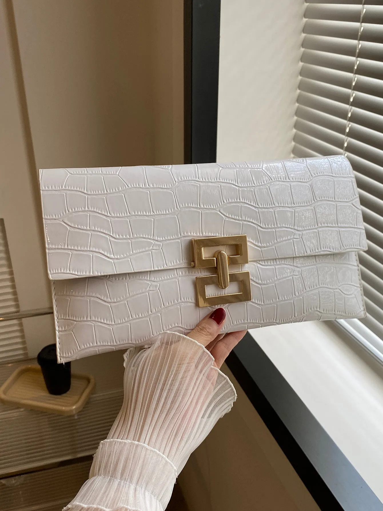 Solid Color Simple Crocodile Embossed Clutch Bag